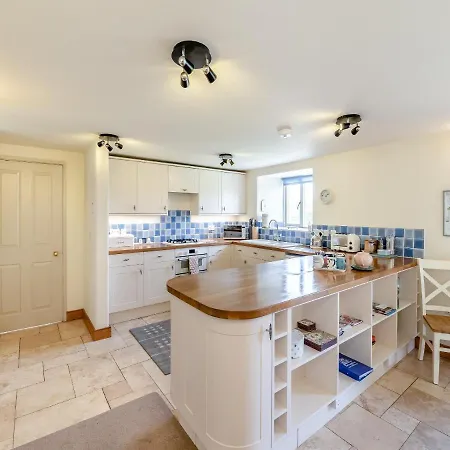 The Long Barn Отель