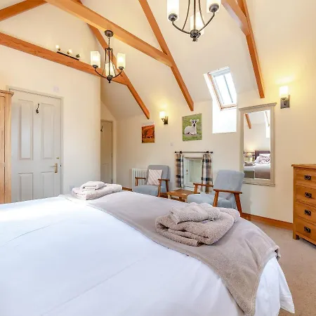 The Long Barn Отель